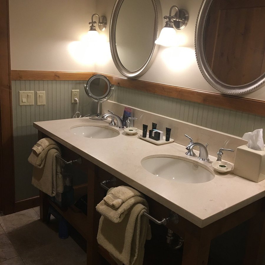 The Lodge at Mountaineer Square A Vail Resorts Property — Bathroom