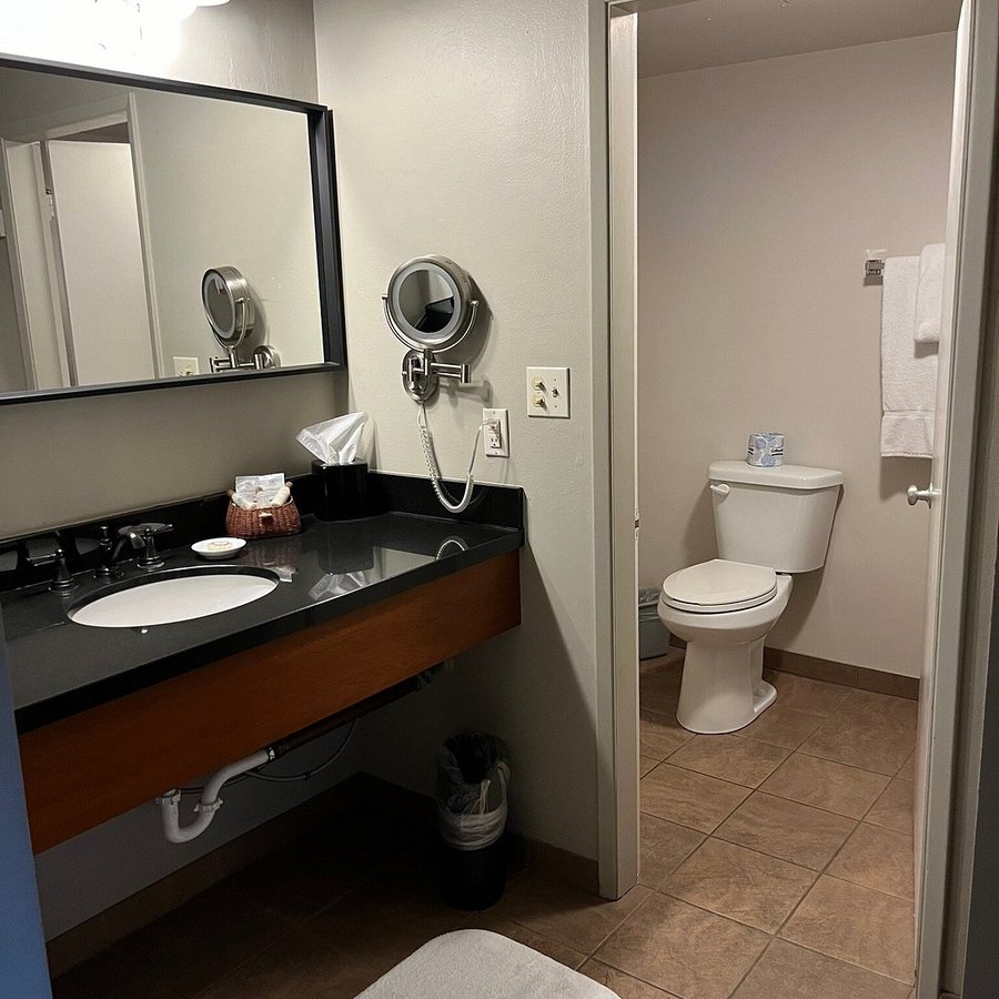 The Lodge at Riverside — Bathroom