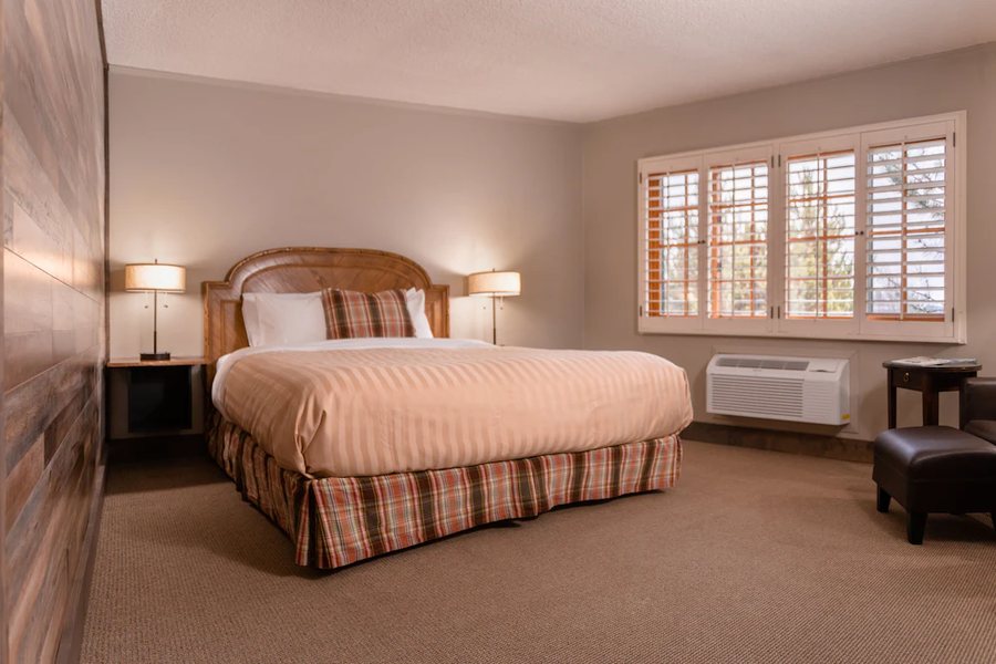 The Lodge at Riverside — Guest room
