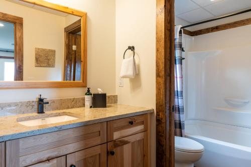The Lodge At Schroon Lake — Bathroom