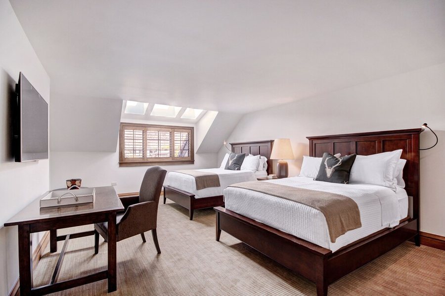 The Lodge at Vail a RockResort by Vail Resorts — Guest room