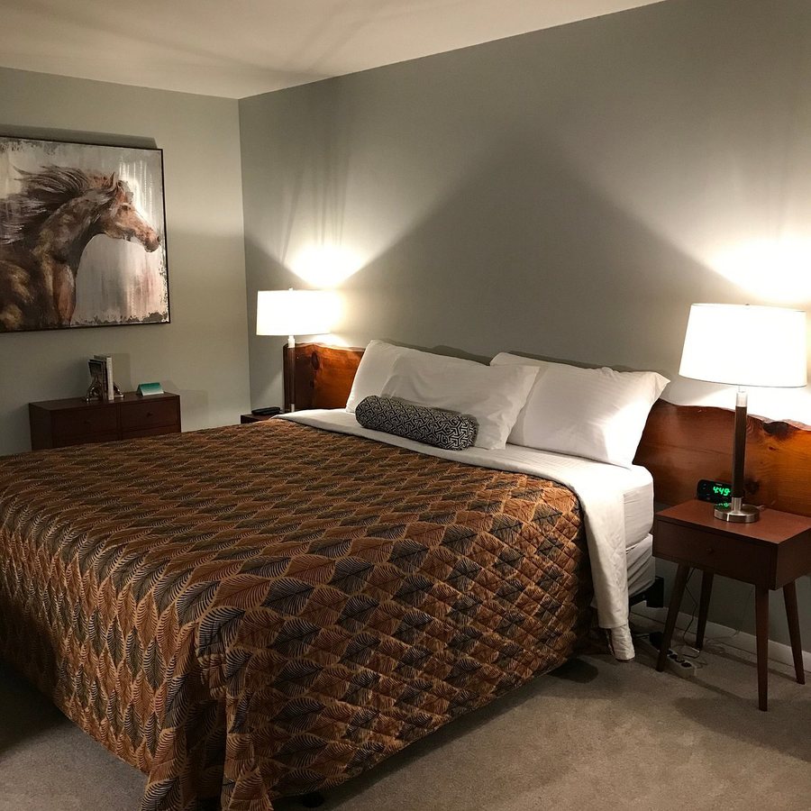 The Lodge At West River — Guest room