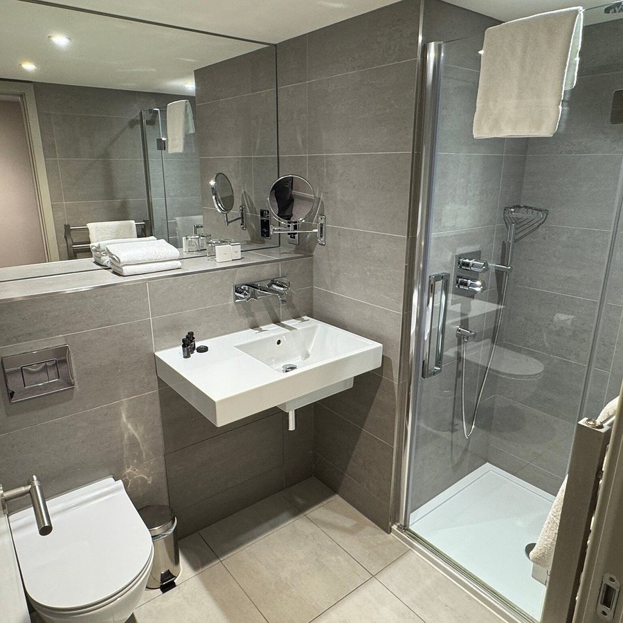 The Lodge Hotel Putney — Bathroom