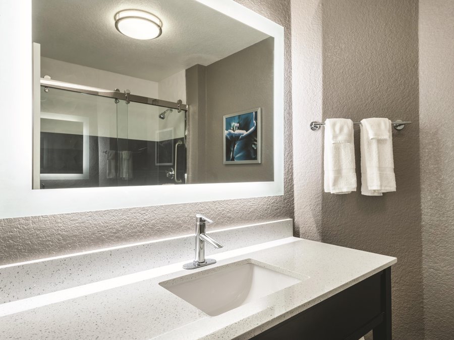 The Lodge Resort at Lake Mary Ronan — Bathroom