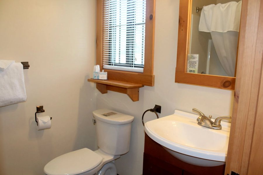 The Lodges at Blue Water Manor — Bathroom