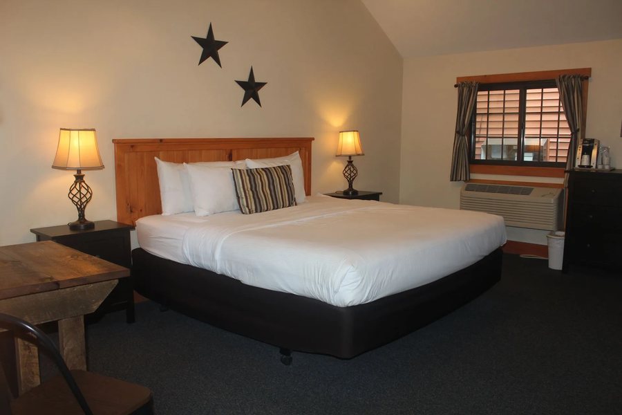 The Lodges at Blue Water Manor — Guest room