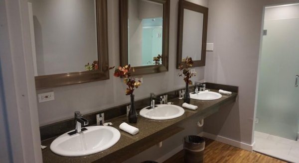 The Loft Hostel Backpacker Miami Beach Florida — Bathroom
