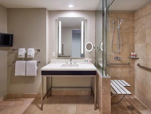 The Lofton Hotel Minneapolis Tapestry Collection by Hilton — Bathroom