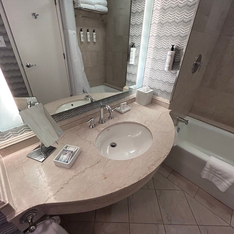 The Logan Philadelphia Curio Collection by Hilton Philadelphia Pennsylvania — Bathroom