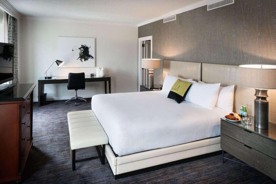 The Logan Philadelphia Curio Collection by Hilton Philadelphia Pennsylvania — Guest room