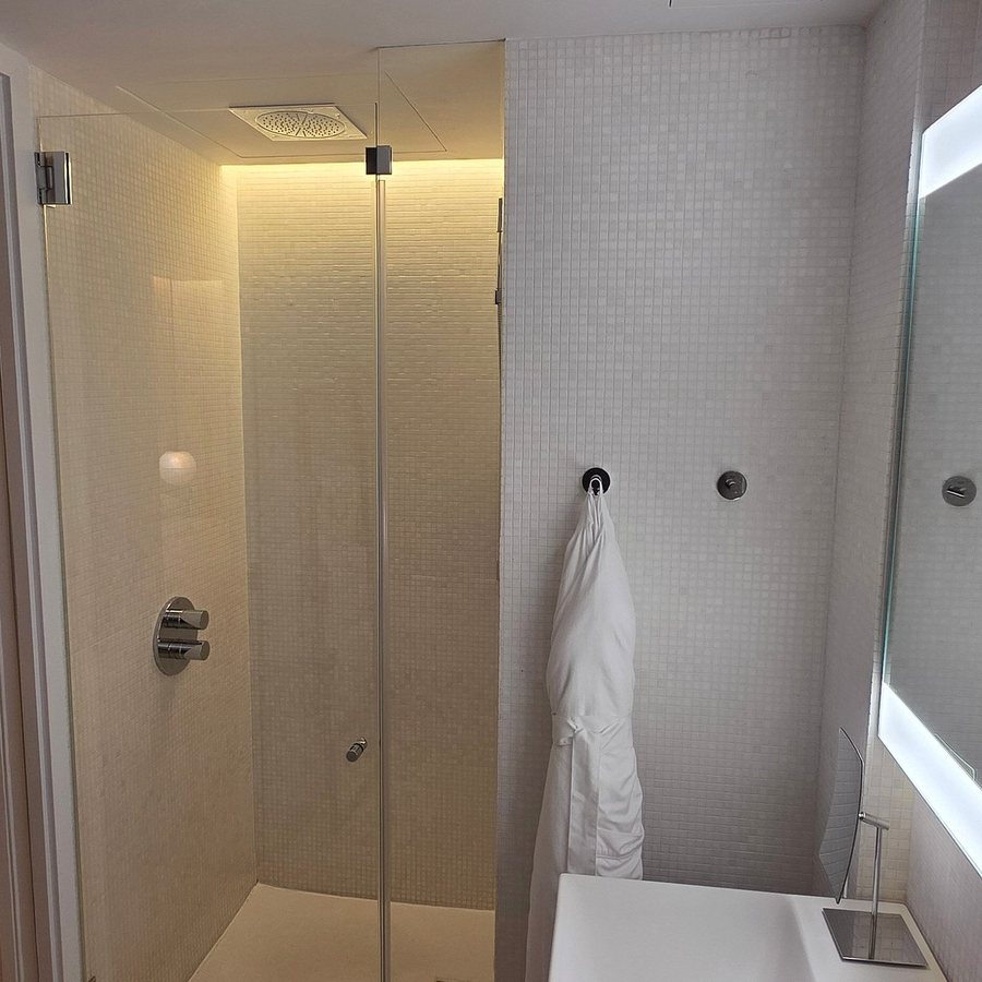 The London EDITION — Bathroom