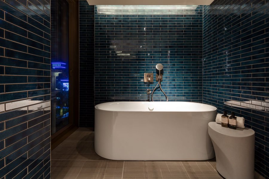 The Londoner — Bathroom