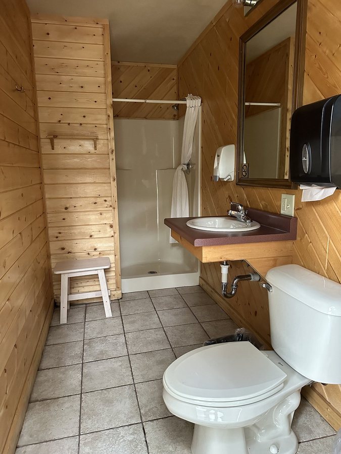 The Longhorn Ranch Lodge RV Resort — Bathroom