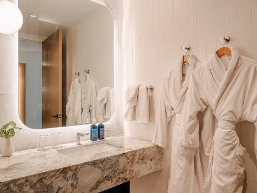 The Loren Hotel Austin — Bathroom