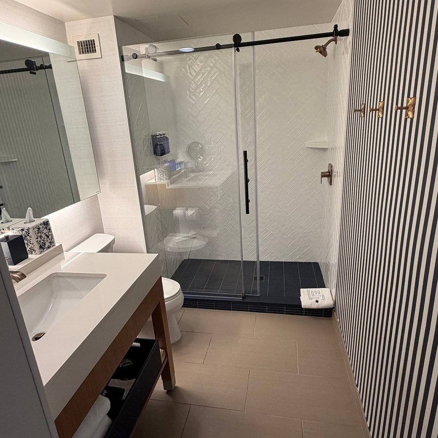 The Lowline Hotel JDV by Hyatt — Bathroom