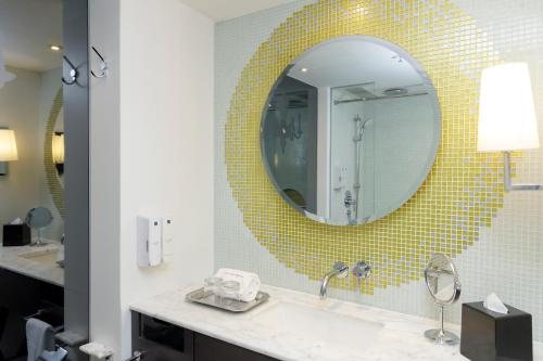 The Luxe Manor — Bathroom