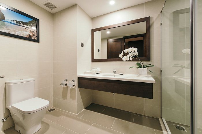 The M Malibu — Bathroom