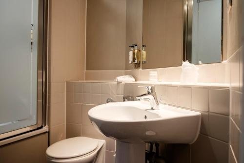 The Mad Hatter Hotel Southwark — Bathroom