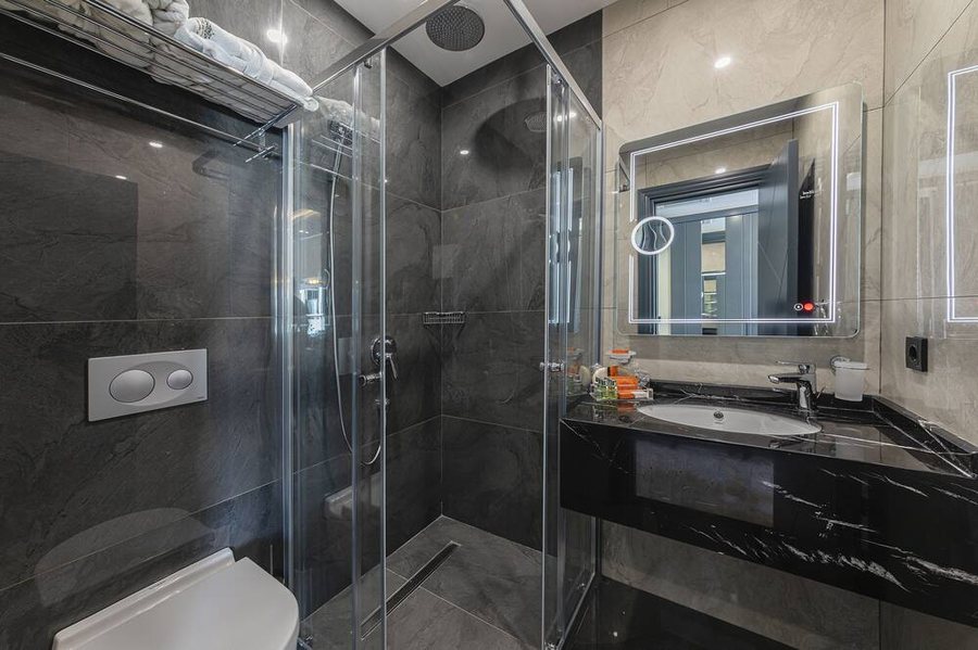 The Magnaura Palace Hotel — Bathroom
