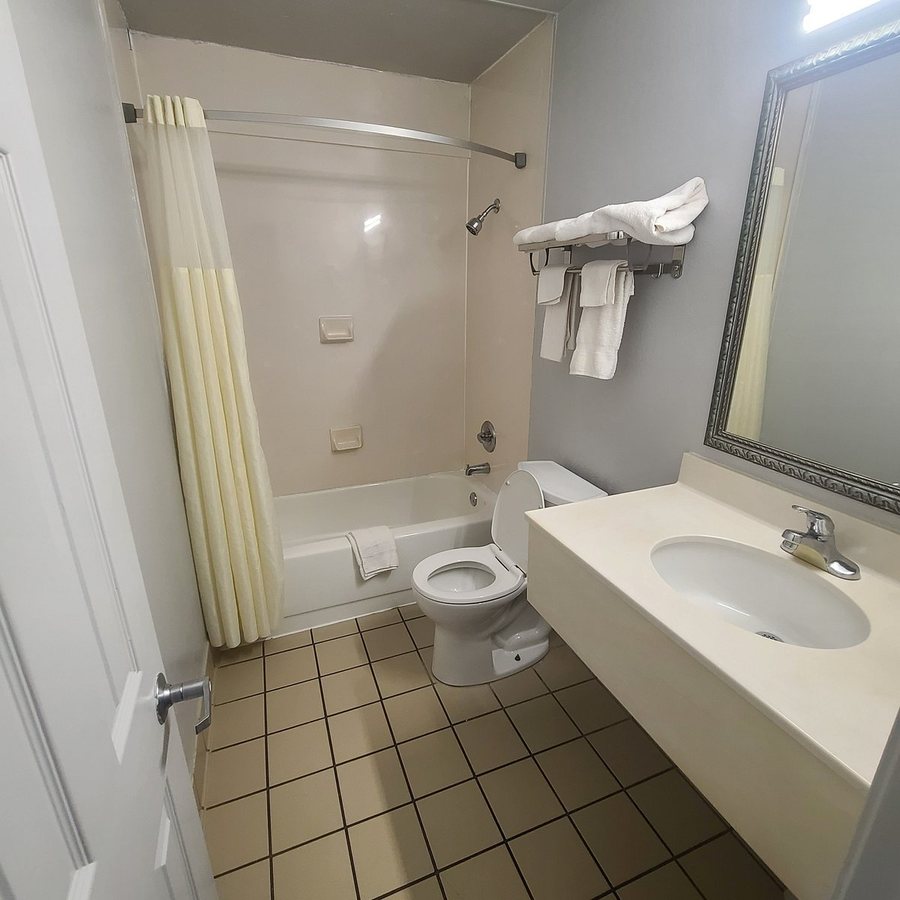 The Magnolia Hotel Searcy — Bathroom