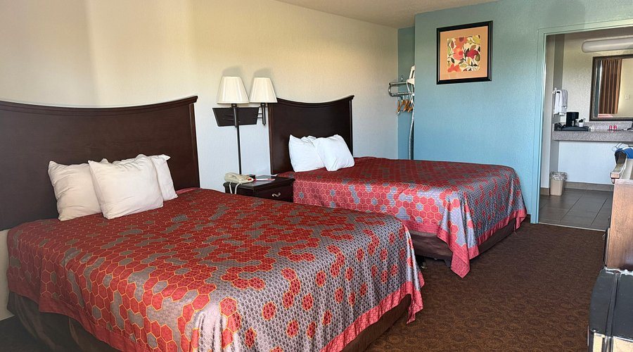 The Magnolia Hotel Searcy — Guest room