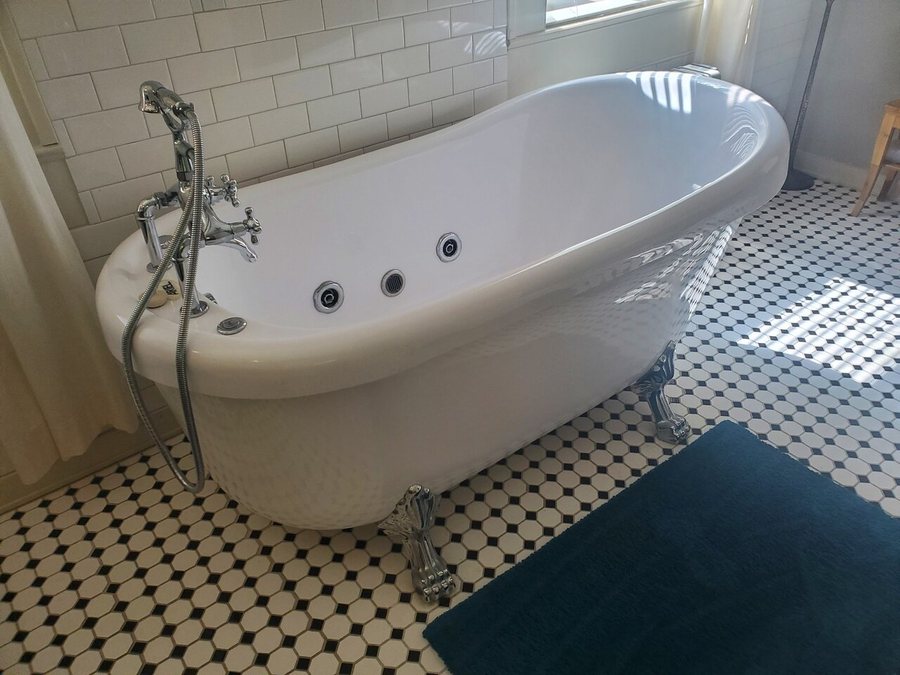 The Magnolia Inn Bed Breakfast — Bathroom