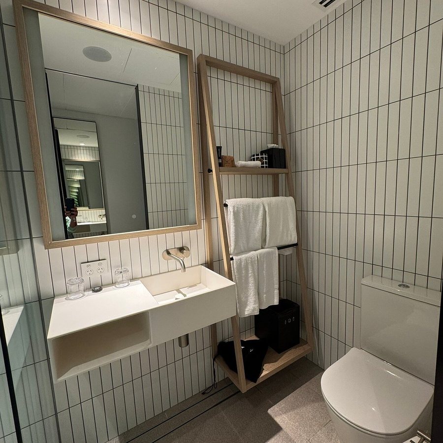 The Maisonette a Small Hotel — Bathroom