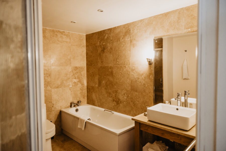 The Mallyan Spout Hotel — Bathroom
