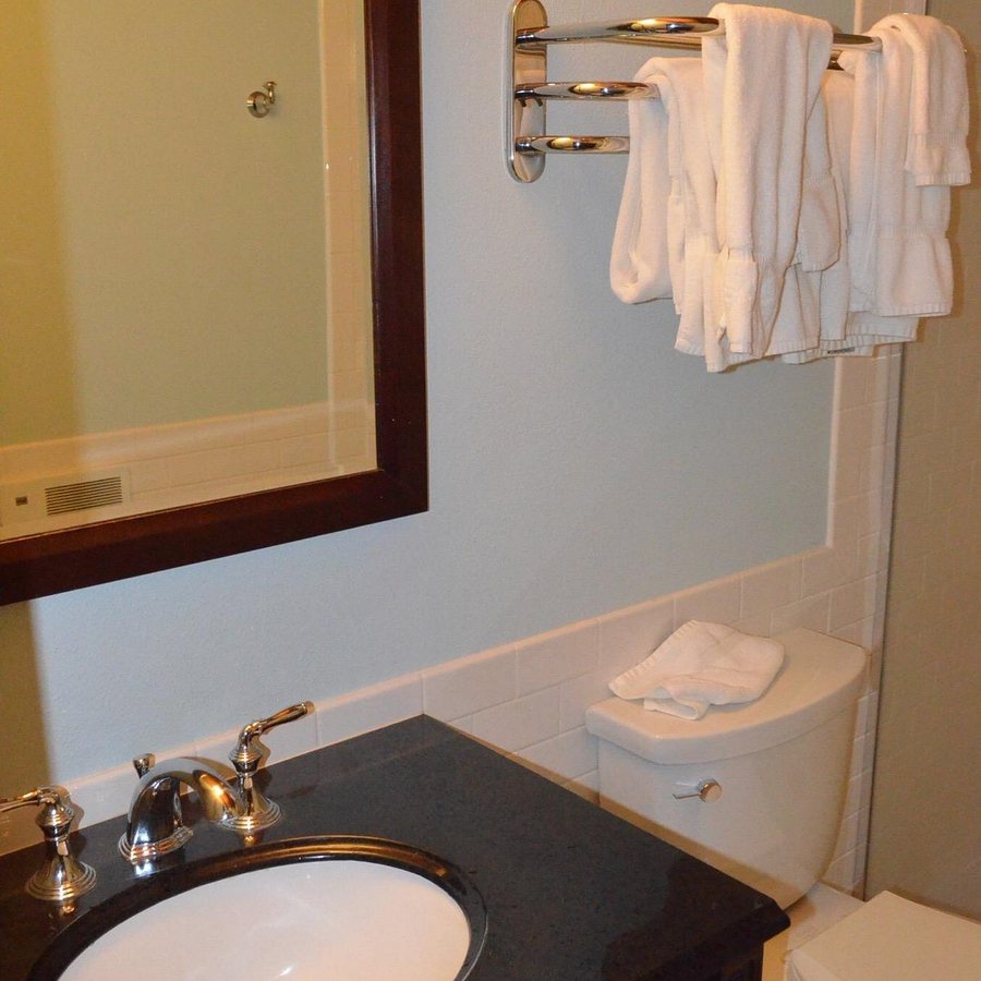 The Mammoth Creek Inn — Bathroom