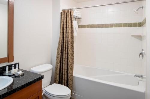 The Mammoth Inn — Bathroom