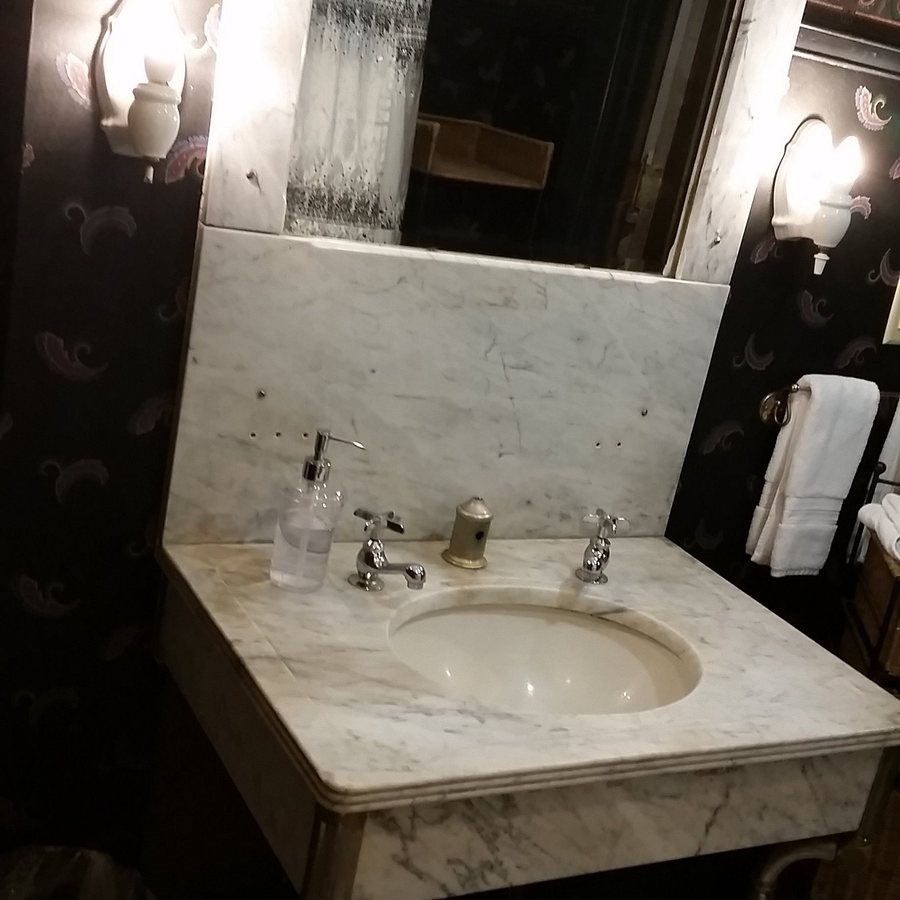 The Mansion at Elfindale Bed Breakfast — Bathroom