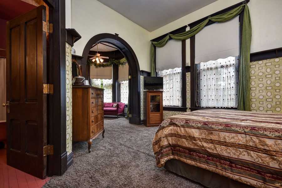 The Mansion at Elfindale Bed Breakfast — Guest room