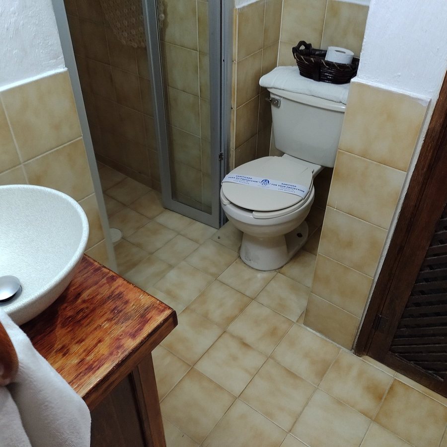 The Mansion Hostel Los Angeles California — Bathroom