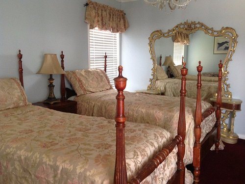 The Mansion Hostel Los Angeles California — Guest room