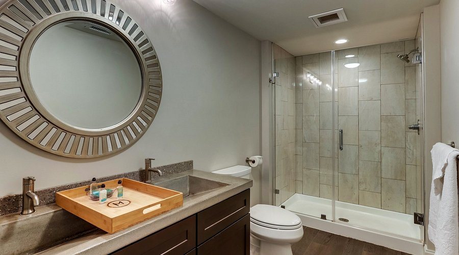 The Mantissa Hotel Rooftop Bar — Bathroom