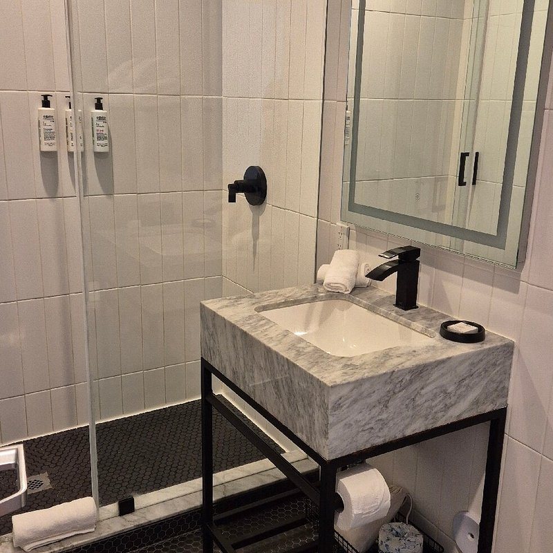 The March Hotel Miami Beach Florida — Bathroom