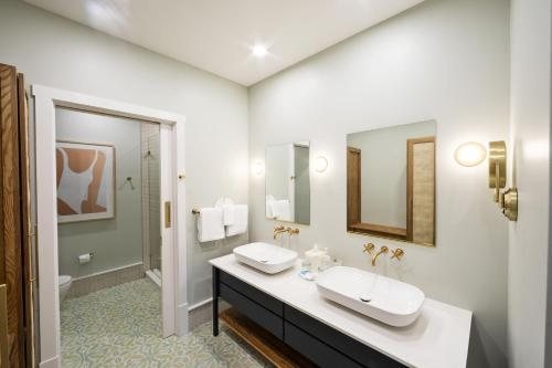 The Marker Key West Harbor Resort — Bathroom