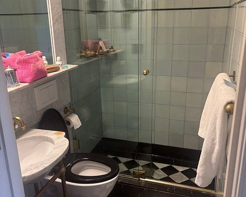 The Marlton Hotel — Bathroom