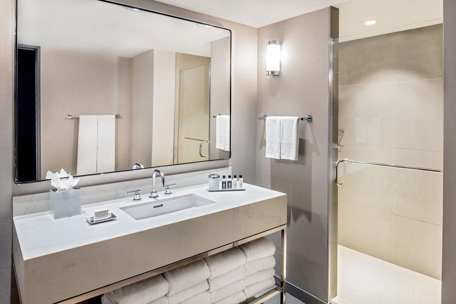 The Marquette Hotel Curio Collection by Hilton — Bathroom