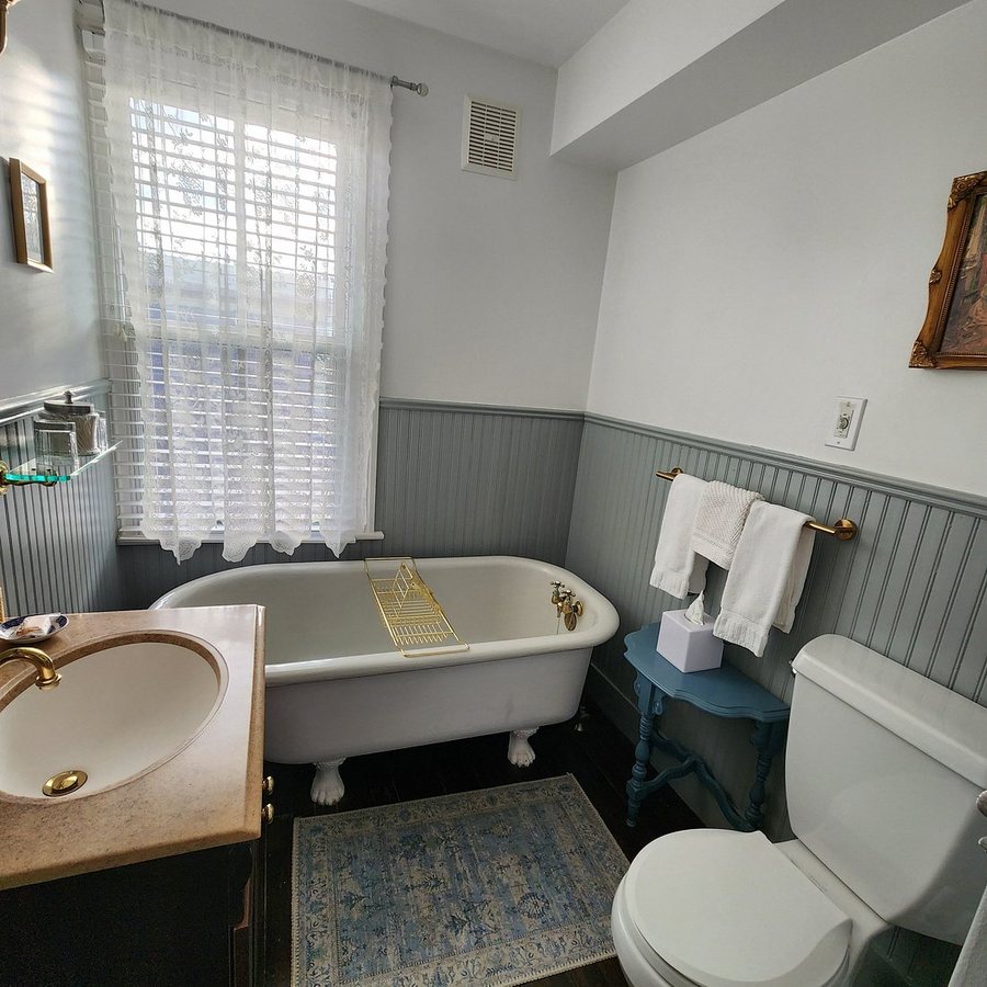 The Mason Cottage Bed Breakfast — Bathroom