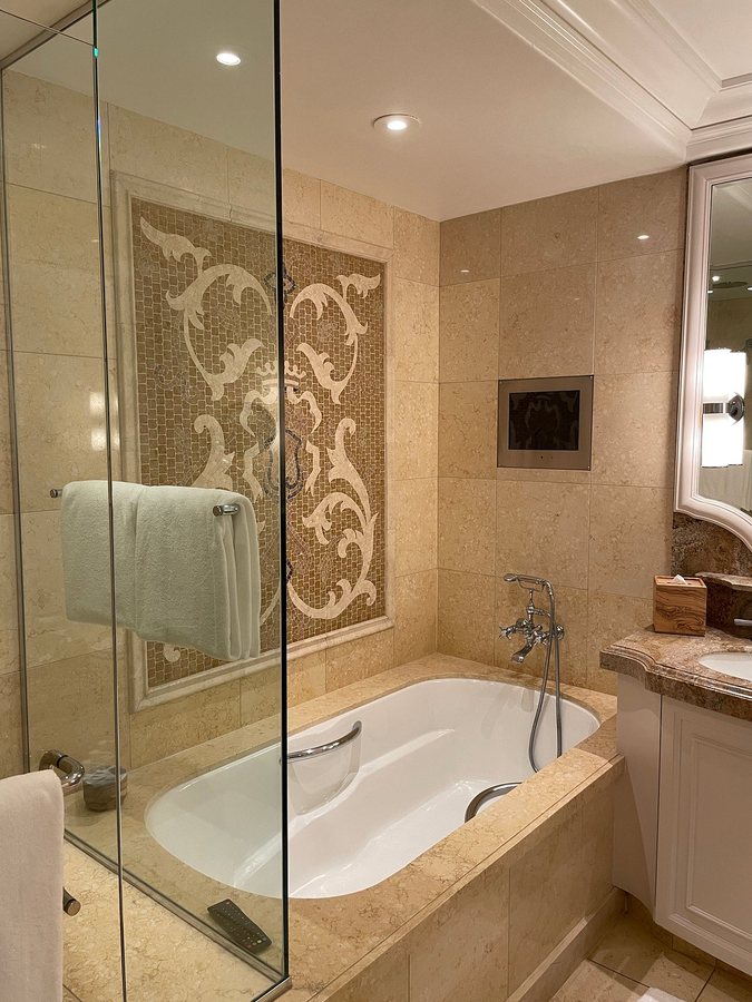 The Maybourne Beverly Hills — Bathroom