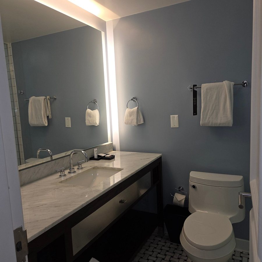 The Mayflower Hotel Autograph Collection — Bathroom