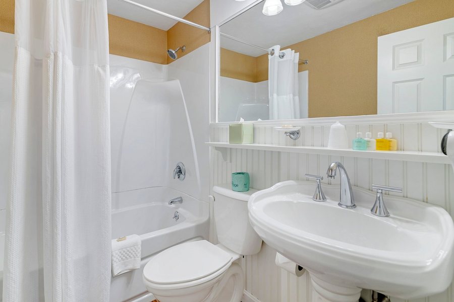 The Meadowmere Resort — Bathroom