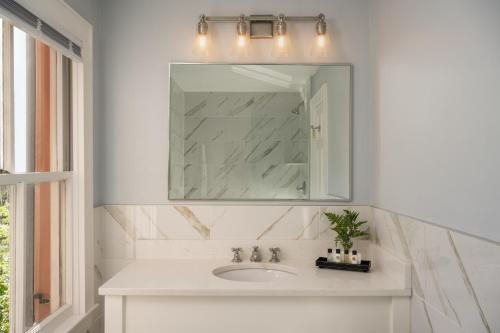The Meeting Street Inn Charleston South Carolina — Bathroom