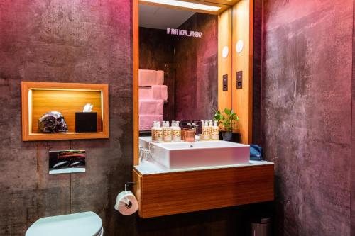 The Megaro Hotel Kings Cross St Pancras London — Bathroom
