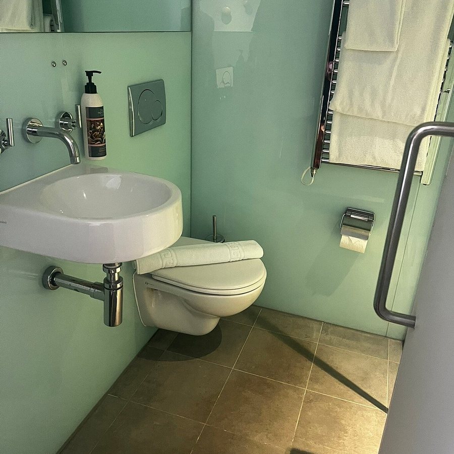 The Memoir Club — Bathroom