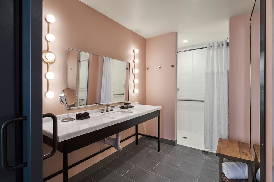 The Memphian a Tribute Portfolio Hotel — Bathroom