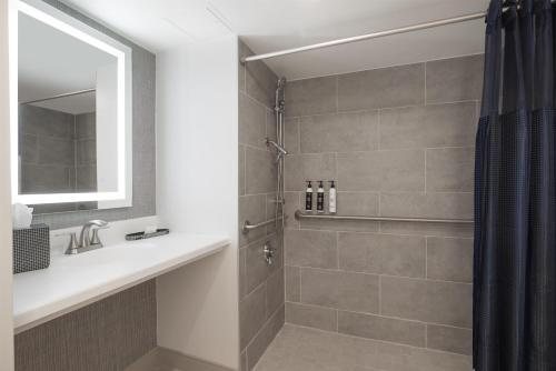 The Midtown Hotel MOD Collection By Sonesta — Bathroom