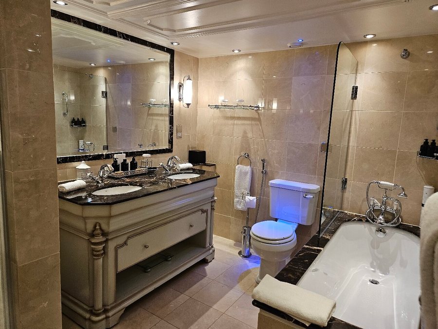 The Milestone Hotel and Residences — Bathroom