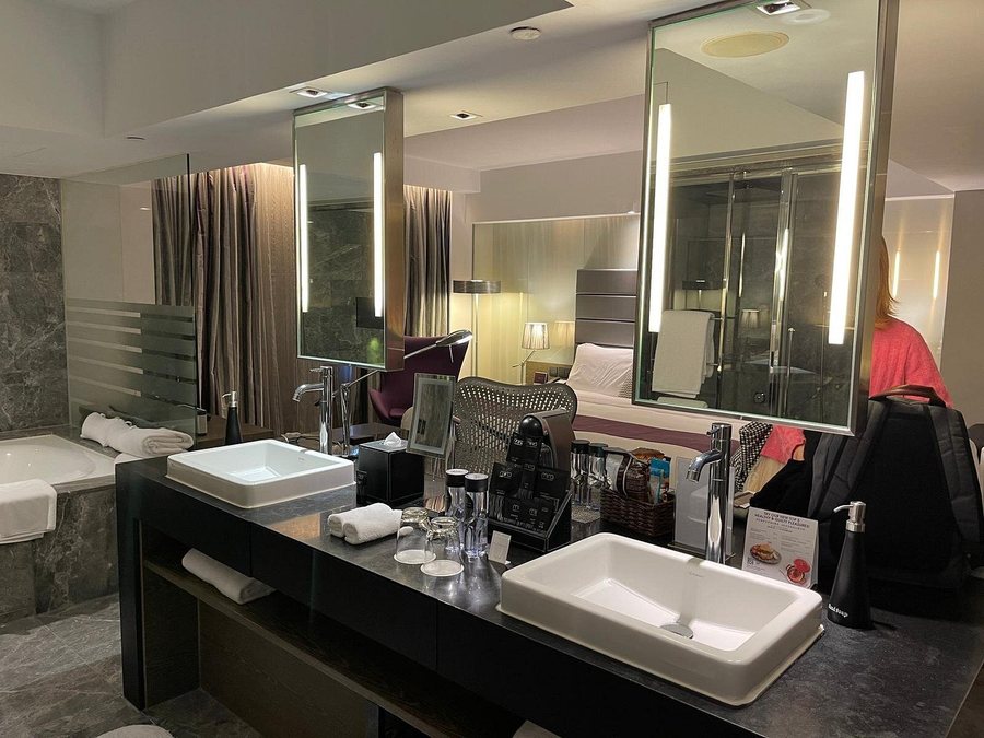 The Mira Hong Kong — Bathroom